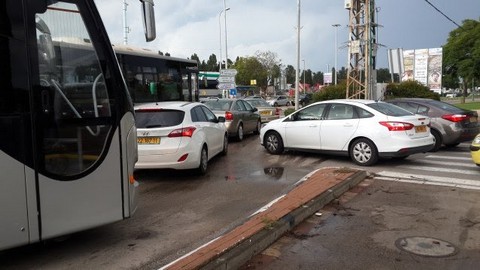 עומס תנועה בדרך לאיזור התעשייה הרצליה פיתוח סמוך לקניון שבעת הכוכבים