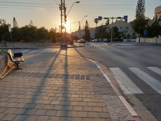 רחוב טבנקין צומת עם רחוב פתחיה מבט מכיוון מזרח למערב. בנקודה זו שביל האופניים הדו סטרי ברחוב טבנקין מכיוון מערב יתפצל לשני שבילי אופניים חד סטריים ויסכן את משתמשי שביל האופניים