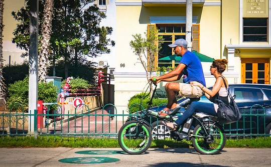 רוכבים על אופניים חשמליים לא חוקיים בשדרות רוטשילד. צילום: Ted Eytan מתוך פליקר.
