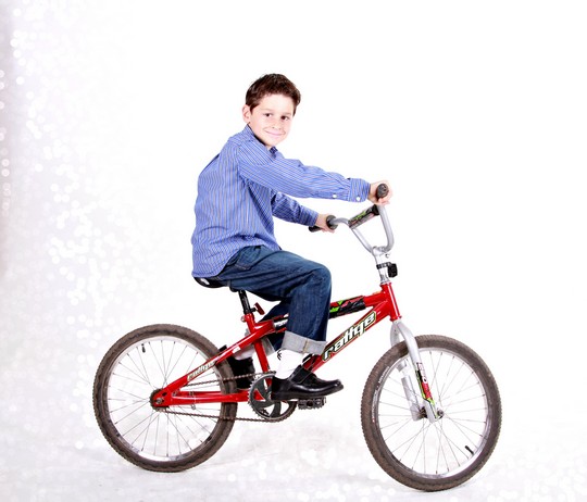 ילד על אופניים